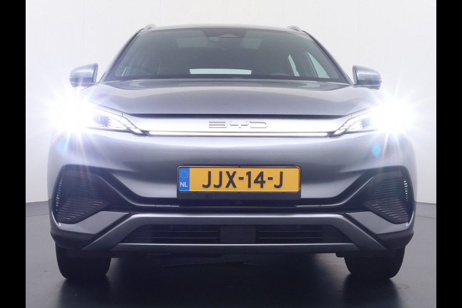 BYD ATTO 3 62kWh Design SOH 98% Pano-dak Leer+Elektr.Verst. Warmtepomp Adaptieve Cruise 360°Camera Apple Carplay Android Auto Elektr.Achter Verkeersbord detectie WiFi DAB Led Rijstrooksensor Keyless Smartphone Entry Fabrieksgarantie tot 13-12-2028/150.000km Garantie op de LFP Accu tot 12-12-2030/200.000km €44.000,- Nieuw!