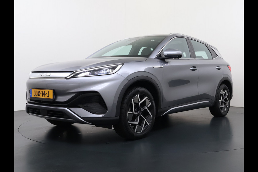 BYD ATTO 3 62kWh Design SOH 98% Pano-dak Leer+Elektr.Verst. Warmtepomp Adaptieve Cruise 360°Camera Apple Carplay Android Auto Elektr.Achter Verkeersbord detectie WiFi DAB Led Rijstrooksensor Keyless Smartphone Entry Fabrieksgarantie tot 13-12-2028/150.000km Garantie op de LFP Accu tot 12-12-2030/200.000km €44.000,- Nieuw!