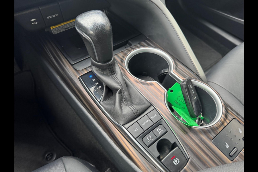 Toyota Camry 2.5 Hybrid Executive | Leer, Stoelverwarming, Elektrische achterklep, Dodehoekherkenning, Parkeersensoren, 18 inch, Keyless