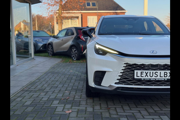 Lexus LBX 1.5 Hybrid Elegant | Leer, Privacy Glass, Stoel + Stuurverwarming, Dodehoekherkenning, Parkeersensoren, 18 inch
