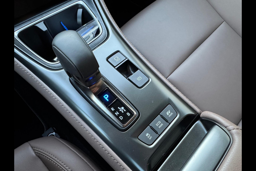 Lexus LBX 1.5 Hybrid Elegant | Leer, Privacy Glass, Stoel + Stuurverwarming, Dodehoekherkenning, Parkeersensoren, 18 inch