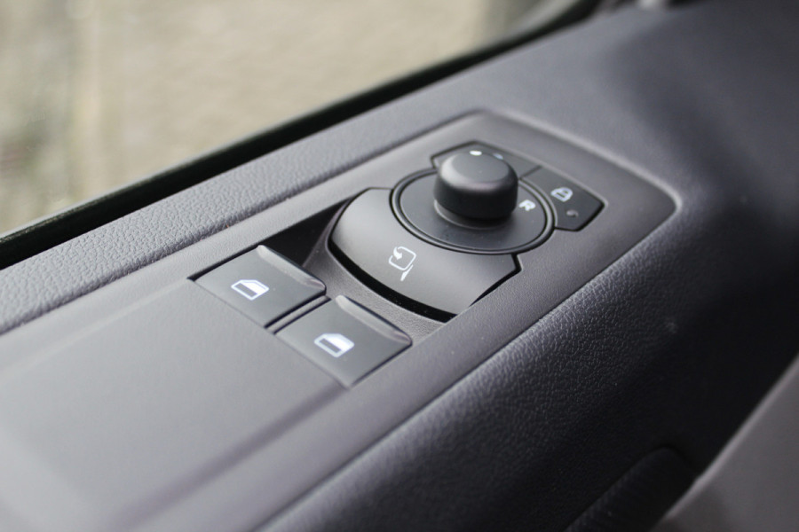 Ford Transit Custom 320 2.0-136 pk TDCI L1H1 Trend. Fabrieksgarantie tot 10-2028 ! Adapt. Cruise Cntrl, Navigatie, Camera, PDC V+A, Apple Carplay/Android auto, LED verl., Laadruimte bekleed, Bijrijdersbank, Spiegel-, stoel en voorraamverw. etc.