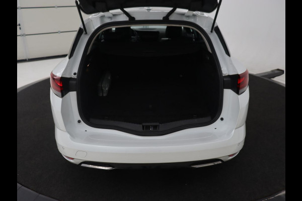 Renault Mégane 1.6 E-Tech Plug-In Hybrid 160 Business Edition One | Leder | Stoelverwarming | Carplay | Camera | Stuurverwarming | Full LED | Navigatie | Climate control