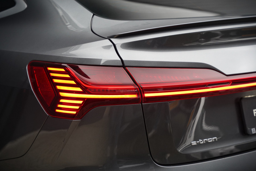 Audi e-tron Sportback 50 quattro S edition 71 kWh | S-Line | Panoramadak | Memory Seats | Luchtvering | Adaptive Cruise Control | Apple Carplay | Keyless | Matrix LED | Leder | Stoelverwarming | NAP |