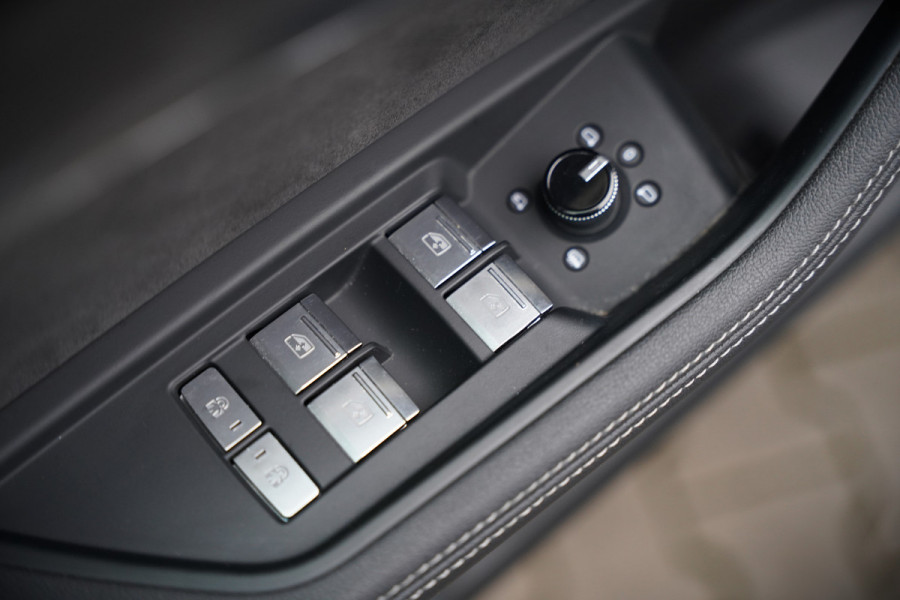 Audi e-tron Sportback 50 quattro S edition 71 kWh | S-Line | Panoramadak | Memory Seats | Luchtvering | Adaptive Cruise Control | Apple Carplay | Keyless | Matrix LED | Leder | Stoelverwarming | NAP |