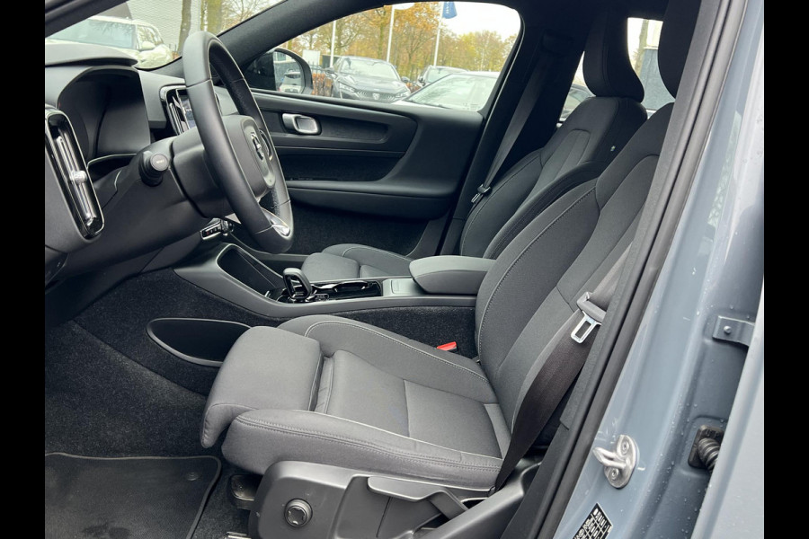 Volvo XC40 Recharge Core 70 kWh VAN: 33.900,- VOOR: 30.877,- UW EINDEJAARSVOORDEEL: 3.023,- | ACHTERUITRIJCAMERA | APPLE CARPLAY | CRUISE CONTROL | DRAADLOZE TELEFOON LADER |