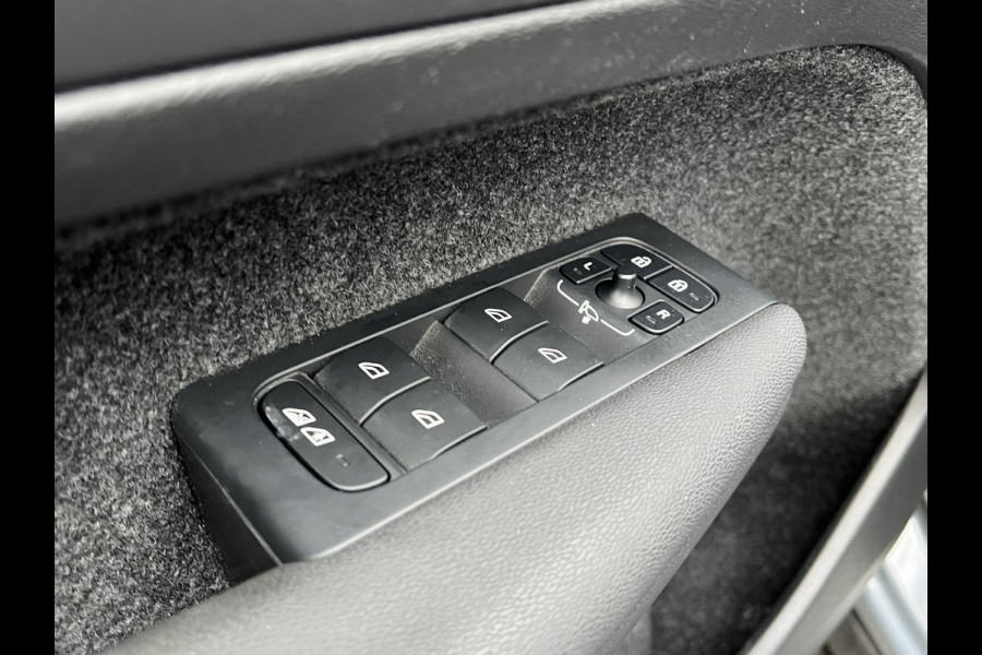 Volvo XC40 Recharge Core 70 kWh VAN: 33.900,- VOOR: 30.877,- UW EINDEJAARSVOORDEEL: 3.023,- | ACHTERUITRIJCAMERA | APPLE CARPLAY | CRUISE CONTROL | DRAADLOZE TELEFOON LADER |