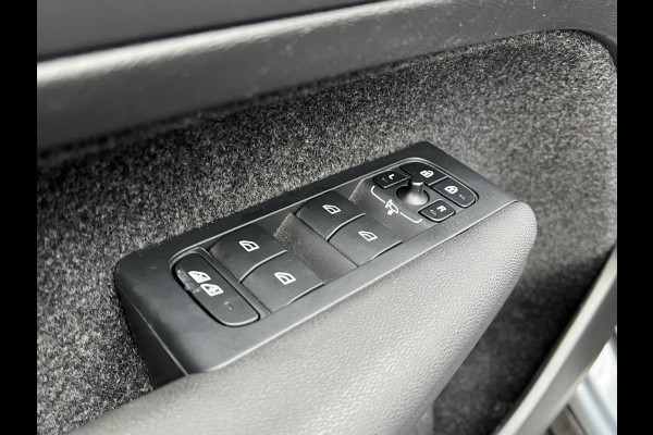 Volvo XC40 Recharge Core 70 kWh VAN: 33.900,- VOOR: 30.877,- UW EINDEJAARSVOORDEEL: 3.023,- | ACHTERUITRIJCAMERA | APPLE CARPLAY | CRUISE CONTROL | DRAADLOZE TELEFOON LADER |