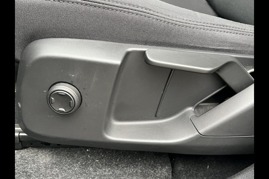 Volvo XC40 Recharge Core 70 kWh VAN: 33.900,- VOOR: 30.877,- UW EINDEJAARSVOORDEEL: 3.023,- | ACHTERUITRIJCAMERA | APPLE CARPLAY | CRUISE CONTROL | DRAADLOZE TELEFOON LADER |