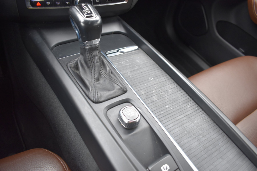 Volvo XC60 D4 190PK Automaat AWD Momentum | Trekhaak | Standkachel | Leder | Stoelverwarming