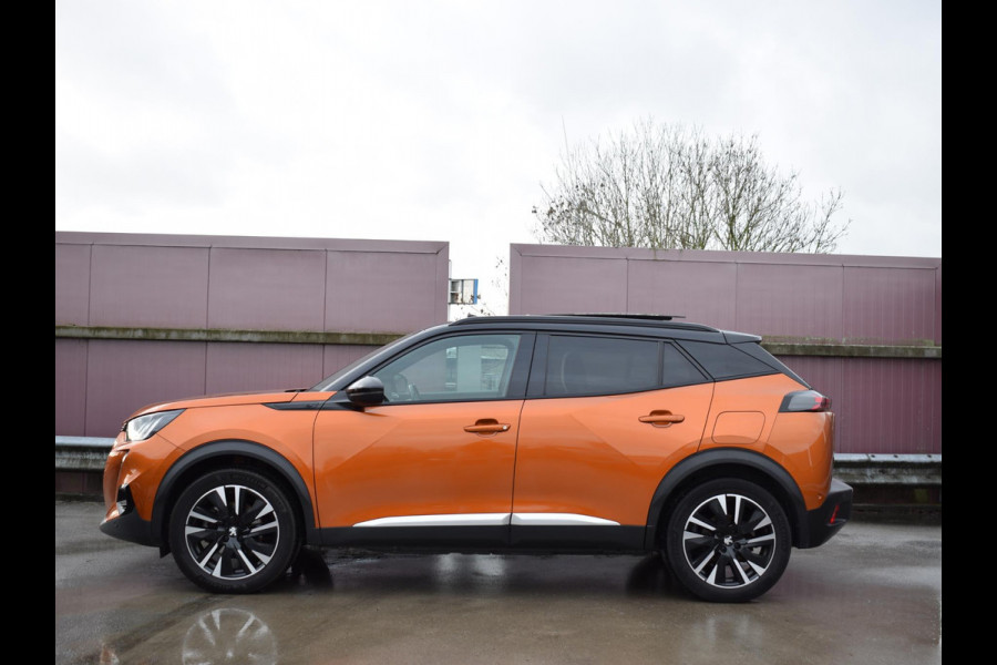 Peugeot e-2008 EV GT Première 1 fase 50 kWh SOH 92,9% | SCHUIF- KANTELDAK | NAVI & CARPLAY | ACHTERUITRIJCAMERA MET SENSOREN | E.C.C. |