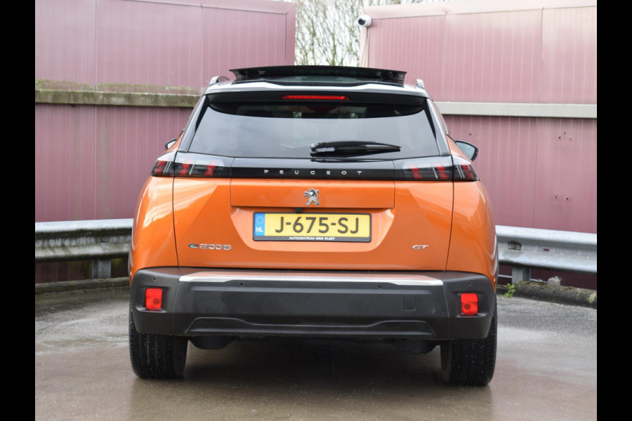 Peugeot e-2008 EV GT Première 1 fase 50 kWh SOH 92,9% | SCHUIF- KANTELDAK | NAVI & CARPLAY | ACHTERUITRIJCAMERA MET SENSOREN | E.C.C. |