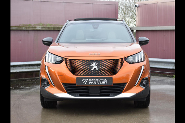 Peugeot e-2008 EV GT Première 1 fase 50 kWh SOH 92,9% | SCHUIF- KANTELDAK | NAVI & CARPLAY | ACHTERUITRIJCAMERA MET SENSOREN | E.C.C. |