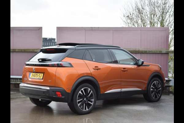 Peugeot e-2008 EV GT Première 1 fase 50 kWh SOH 92,9% | SCHUIF- KANTELDAK | NAVI & CARPLAY | ACHTERUITRIJCAMERA MET SENSOREN | E.C.C. |