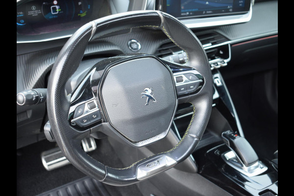 Peugeot e-2008 EV GT Première 1 fase 50 kWh SOH 92,9% | SCHUIF- KANTELDAK | NAVI & CARPLAY | ACHTERUITRIJCAMERA MET SENSOREN | E.C.C. |