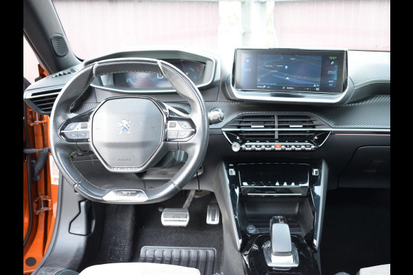 Peugeot e-2008 EV GT Première 1 fase 50 kWh SOH 92,9% | SCHUIF- KANTELDAK | NAVI & CARPLAY | ACHTERUITRIJCAMERA MET SENSOREN | E.C.C. |
