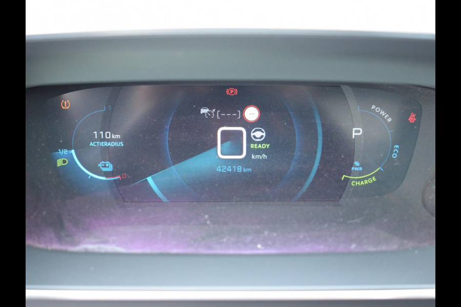 Peugeot e-2008 EV GT Première 1 fase 50 kWh SOH 92,9% | SCHUIF- KANTELDAK | NAVI & CARPLAY | ACHTERUITRIJCAMERA MET SENSOREN | E.C.C. |
