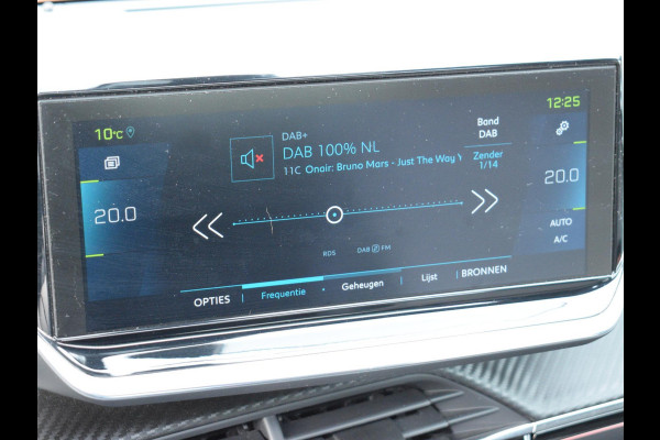 Peugeot e-2008 EV GT Première 1 fase 50 kWh SOH 92,9% | SCHUIF- KANTELDAK | NAVI & CARPLAY | ACHTERUITRIJCAMERA MET SENSOREN | E.C.C. |