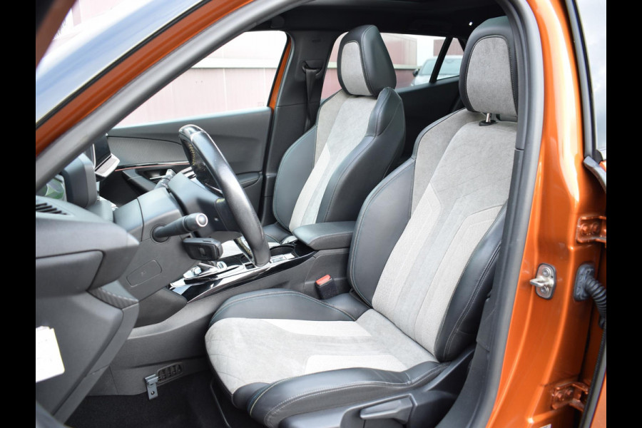 Peugeot e-2008 EV GT Première 1 fase 50 kWh SOH 92,9% | SCHUIF- KANTELDAK | NAVI & CARPLAY | ACHTERUITRIJCAMERA MET SENSOREN | E.C.C. |