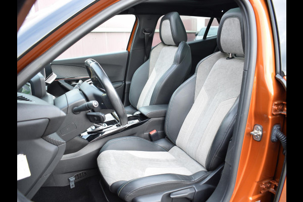 Peugeot e-2008 EV GT Première 1 fase 50 kWh SOH 92,9% | SCHUIF- KANTELDAK | NAVI & CARPLAY | ACHTERUITRIJCAMERA MET SENSOREN | E.C.C. |