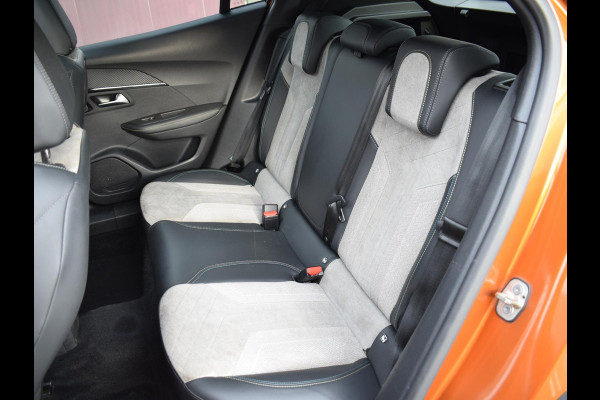 Peugeot e-2008 EV GT Première 1 fase 50 kWh SOH 92,9% | SCHUIF- KANTELDAK | NAVI & CARPLAY | ACHTERUITRIJCAMERA MET SENSOREN | E.C.C. |
