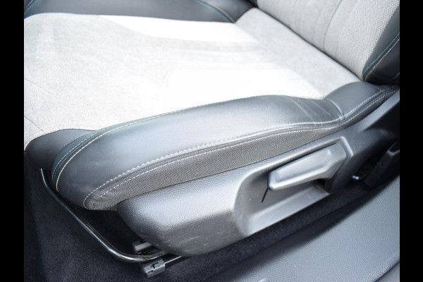 Peugeot e-2008 EV GT Première 1 fase 50 kWh SOH 92,9% | SCHUIF- KANTELDAK | NAVI & CARPLAY | ACHTERUITRIJCAMERA MET SENSOREN | E.C.C. |