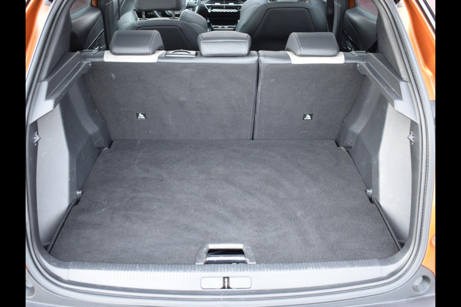 Peugeot e-2008 EV GT Première 1 fase 50 kWh SOH 92,9% | SCHUIF- KANTELDAK | NAVI & CARPLAY | ACHTERUITRIJCAMERA MET SENSOREN | E.C.C. |