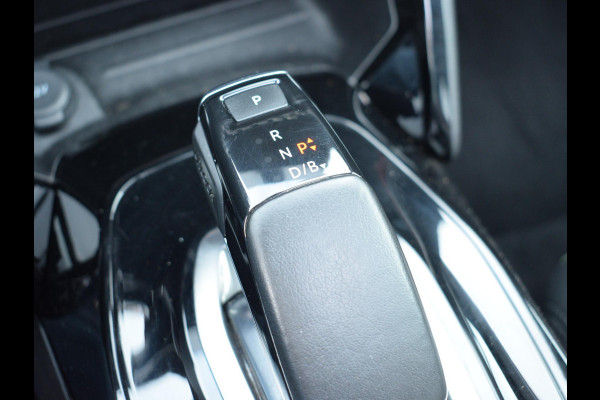 Peugeot e-2008 EV GT Première 1 fase 50 kWh SOH 92,9% | SCHUIF- KANTELDAK | NAVI & CARPLAY | ACHTERUITRIJCAMERA MET SENSOREN | E.C.C. |