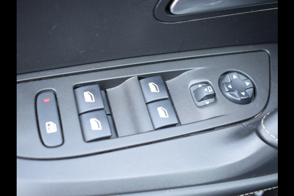 Peugeot e-2008 EV GT Première 1 fase 50 kWh SOH 92,9% | SCHUIF- KANTELDAK | NAVI & CARPLAY | ACHTERUITRIJCAMERA MET SENSOREN | E.C.C. |