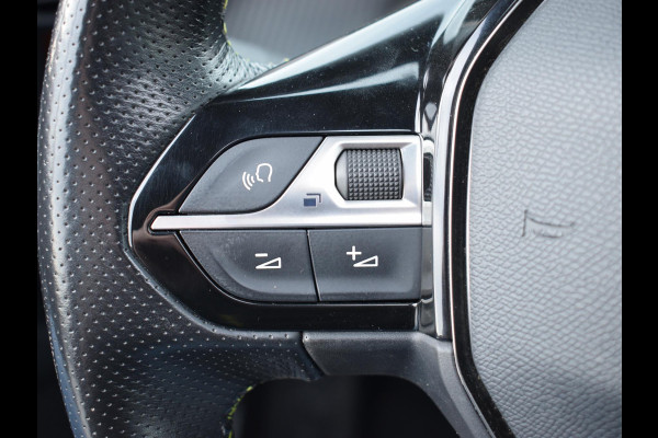 Peugeot e-2008 EV GT Première 1 fase 50 kWh SOH 92,9% | SCHUIF- KANTELDAK | NAVI & CARPLAY | ACHTERUITRIJCAMERA MET SENSOREN | E.C.C. |