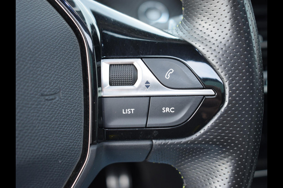 Peugeot e-2008 EV GT Première 1 fase 50 kWh SOH 92,9% | SCHUIF- KANTELDAK | NAVI & CARPLAY | ACHTERUITRIJCAMERA MET SENSOREN | E.C.C. |