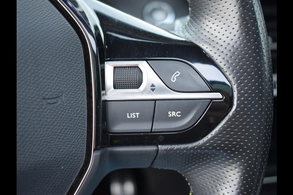 Peugeot e-2008 EV GT Première 1 fase 50 kWh SOH 92,9% | SCHUIF- KANTELDAK | NAVI & CARPLAY | ACHTERUITRIJCAMERA MET SENSOREN | E.C.C. |