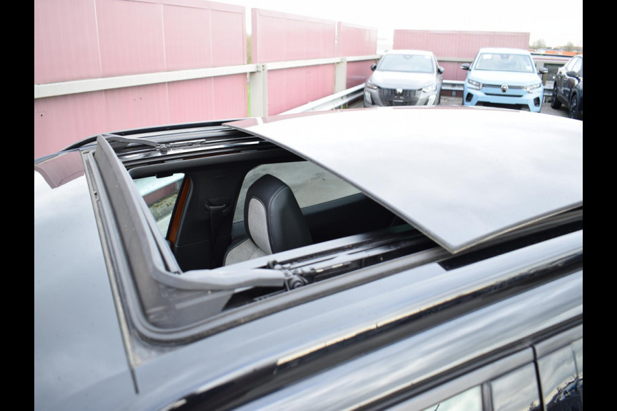 Peugeot e-2008 EV GT Première 1 fase 50 kWh SOH 92,9% | SCHUIF- KANTELDAK | NAVI & CARPLAY | ACHTERUITRIJCAMERA MET SENSOREN | E.C.C. |