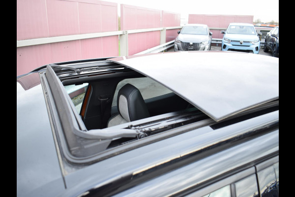 Peugeot e-2008 EV GT Première 1 fase 50 kWh SOH 92,9% | SCHUIF- KANTELDAK | NAVI & CARPLAY | ACHTERUITRIJCAMERA MET SENSOREN | E.C.C. |