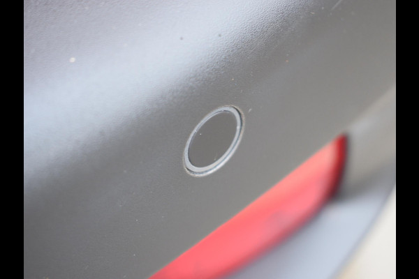 Peugeot e-2008 EV GT Première 1 fase 50 kWh SOH 92,9% | SCHUIF- KANTELDAK | NAVI & CARPLAY | ACHTERUITRIJCAMERA MET SENSOREN | E.C.C. |