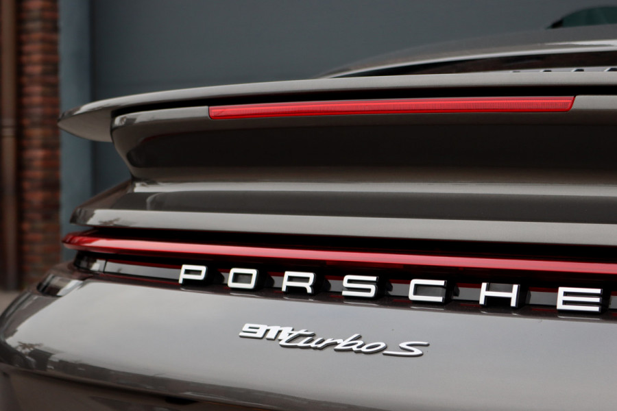 Porsche 911 992 Cabrio 3.8 Turbo S | Keramisch | Vierwielbesturing | Burmester High End | Adaptive Cruise Control | Liftsysteem | Sport Chrono | 18-wegs Memory | PASM | Sportuitlaat |
