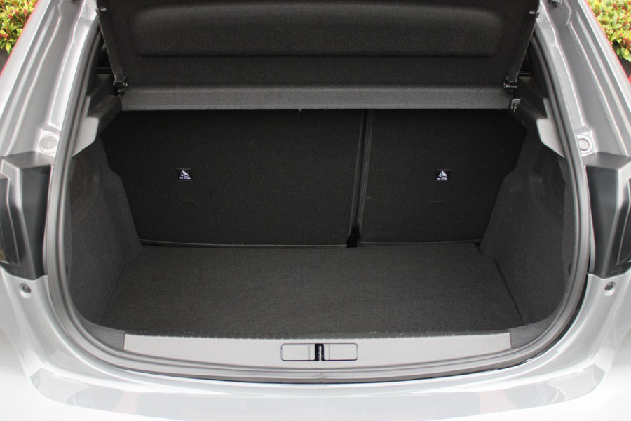 Peugeot 208 1.2 Hybrid 145PK e-DCS6 GT | NAVIGATIE | DRAADLOZE APPLE CARPLAY/ANDROID AUTO | CAMERA VOOR + ACHTER | FULL LED KOPLAMPEN | LICHTMETALEN VELGEN 17" | DODEHOEK DETECTIE | DRAADLOZE TELEFOONLADER | KEYLESS ENTRY/START | DAB+ RADIO | ADAPTIVE CRUISE CONTROL |