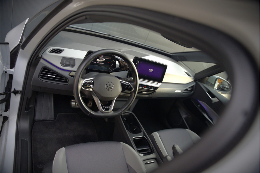 Volkswagen ID.3 First Plus 58 kWh | Stoelverwarming | Stuurverwarming | Camera | Adaptive Cruise Control | Navigatie | Standkachel | Keyless | Parkeersensoren | LED | Apple Carplay | BTW |