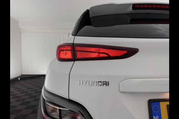 Hyundai Kona 1.6 GDI HEV Fashion (INCL-BTW) Aut. *NAVI-FULLMAP | DIGI-COCKPIT | FULL-LED | KEYLESS | CAMERA | HEAD-UP | SHIFT-PADDLES | DAB | COMFORT-SEATS | PRIVACY-GLASS | TOWBAR | 16 "ALU*