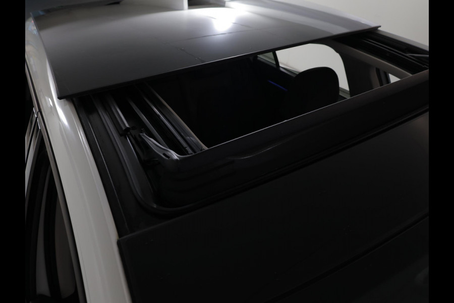 Volkswagen Golf 1.5 eTSI Style 50pk DSG| Pano-dak| Camera| 17'LM-velgen| Voorstoelen verwarmd en massage