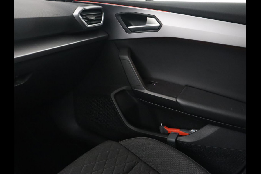 Seat Leon 1.5 eTSI FR Launch Edition | Carplay | Adaptive cruise | Sfeerverlichting | Navigatie | Full LED | Dodehoek detectie | DAB | Parkeerhulp | Climate control