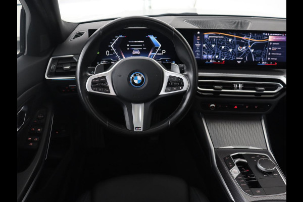 BMW 3-serie 320e M Sport | Panoramadak | Trekhaak | Stoelverwarming | Carplay | Sportstoelen | Leder/Alcantara | Navigatie | Widescreen Display | Sfeerverlichting | Parkeerhulp | PHEV | Plug In