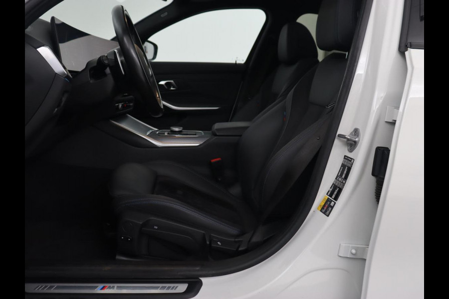 BMW 3-serie 320e M Sport | Panoramadak | Trekhaak | Stoelverwarming | Carplay | Sportstoelen | Leder/Alcantara | Navigatie | Widescreen Display | Sfeerverlichting | Parkeerhulp | PHEV | Plug In
