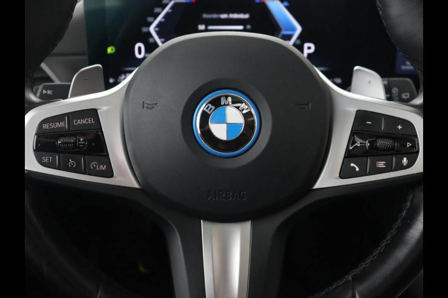 BMW 3-serie 320e M Sport | Panoramadak | Trekhaak | Stoelverwarming | Carplay | Sportstoelen | Leder/Alcantara | Navigatie | Widescreen Display | Sfeerverlichting | Parkeerhulp | PHEV | Plug In