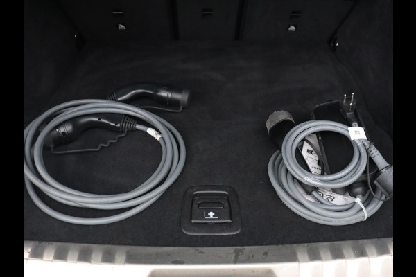 BMW 3-serie 320e M Sport | Panoramadak | Trekhaak | Stoelverwarming | Carplay | Sportstoelen | Leder/Alcantara | Navigatie | Widescreen Display | Sfeerverlichting | Parkeerhulp | PHEV | Plug In