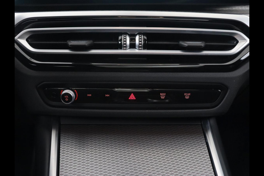 BMW 3-serie 320e M Sport | Panoramadak | Trekhaak | Stoelverwarming | Carplay | Sportstoelen | Leder/Alcantara | Navigatie | Widescreen Display | Sfeerverlichting | Parkeerhulp | PHEV | Plug In