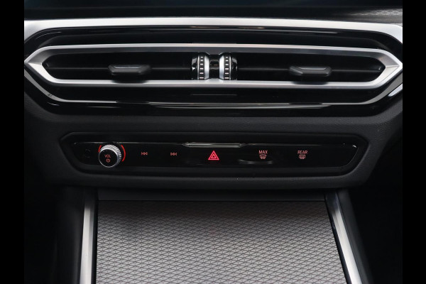 BMW 3-serie 320e M Sport | Panoramadak | Trekhaak | Stoelverwarming | Carplay | Sportstoelen | Leder/Alcantara | Navigatie | Widescreen Display | Sfeerverlichting | Parkeerhulp | PHEV | Plug In