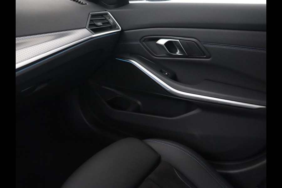 BMW 3-serie 320e M Sport | Panoramadak | Trekhaak | Stoelverwarming | Carplay | Sportstoelen | Leder/Alcantara | Navigatie | Widescreen Display | Sfeerverlichting | Parkeerhulp | PHEV | Plug In