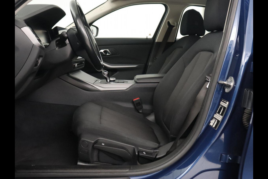 BMW 3 Serie 318i Business Edition | Stoelverwarming | Camera | Carplay | Live Cockpit | Full LED | Navigatie | Dodehoek detectie | Climate control