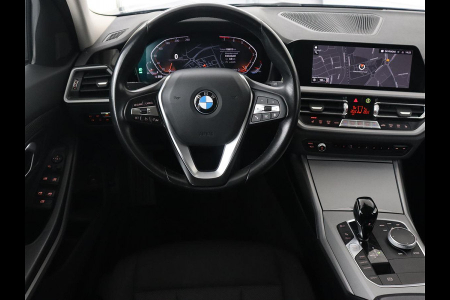 BMW 3 Serie 318i Business Edition | Stoelverwarming | Camera | Carplay | Live Cockpit | Full LED | Navigatie | Dodehoek detectie | Climate control